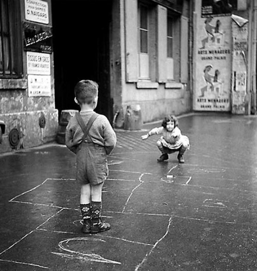 1203- enfants jouant  la marelle dans la rue - Paris 1960
©Photo BLONCOURT