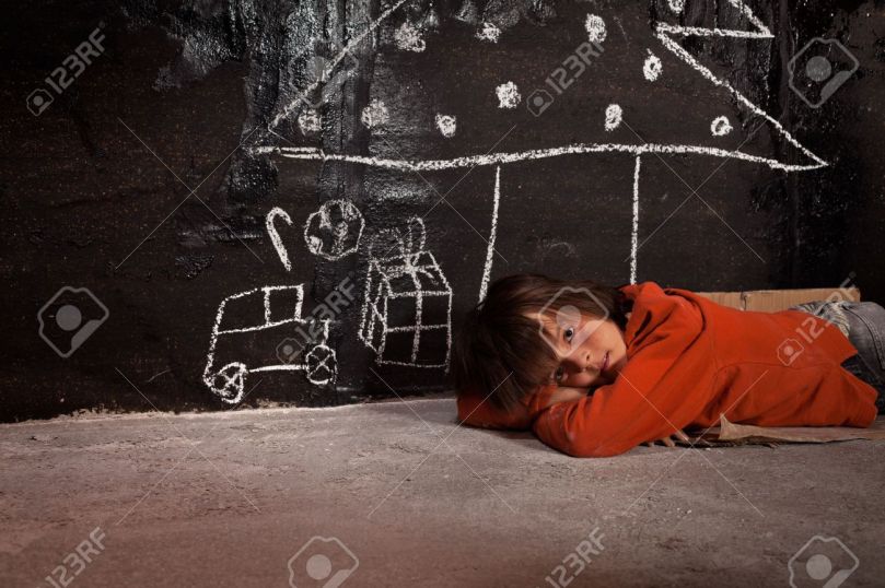 31858860-pauvre-gosse-sur-la-pensée-de-la-rue-de-cadeaux-de-noël-couché-sur-le-sol